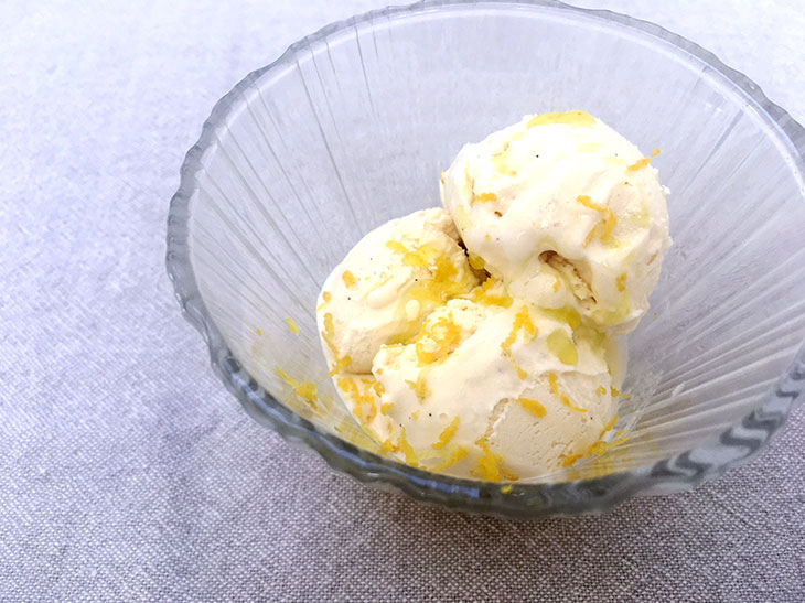 バニラアイスにレモンオリーブオイルを垂らし、おろし金などでレモンの皮をパッと放てば、立派なデザートに。ミントがあれば完璧！