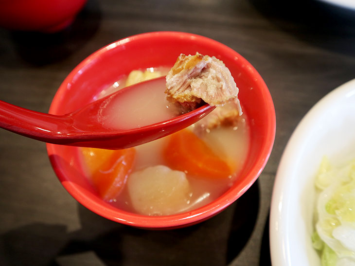 ランチ時に付くスープ。豚肉の他に人参、ジャガイモ、とうもろこしなどの具沢山。