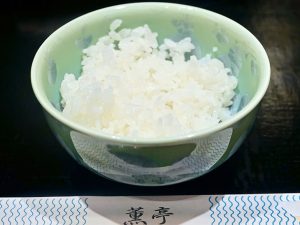 透き通るほど白く、艶やかなご飯。そして立ち上る甘い薫り。八代目儀兵衛オリジナル米「薫」を富士山の銘水「フレシャス」で炊き上げた、こだわりのご飯