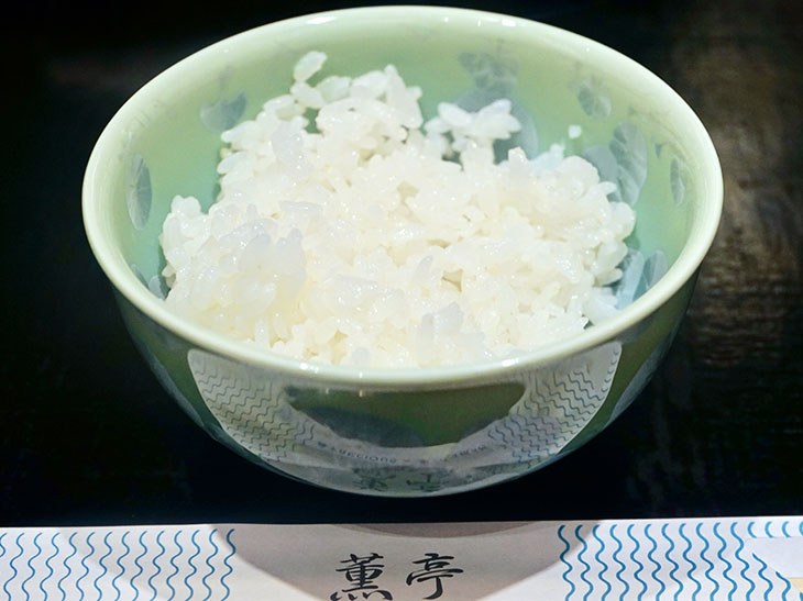 透き通るほど白く、艶やかなご飯。そして立ち上る甘い薫り。八代目儀兵衛オリジナル米「薫」を富士山の銘水「フレシャス」で炊き上げた、こだわりのご飯