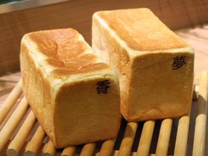 「銀座の食パン～夢～」（2斤1,000円・税込）と「銀座の食パン～香～」（2斤900円）は、使用する小麦が異なることで味わいや香りが大きく異なる