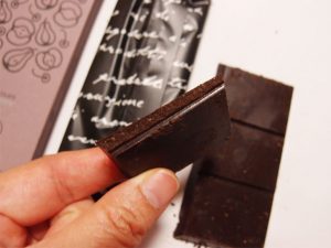 基本は65％のカカオと砂糖のシンプルな材料から作られ、非常に溶けにくいチョコ