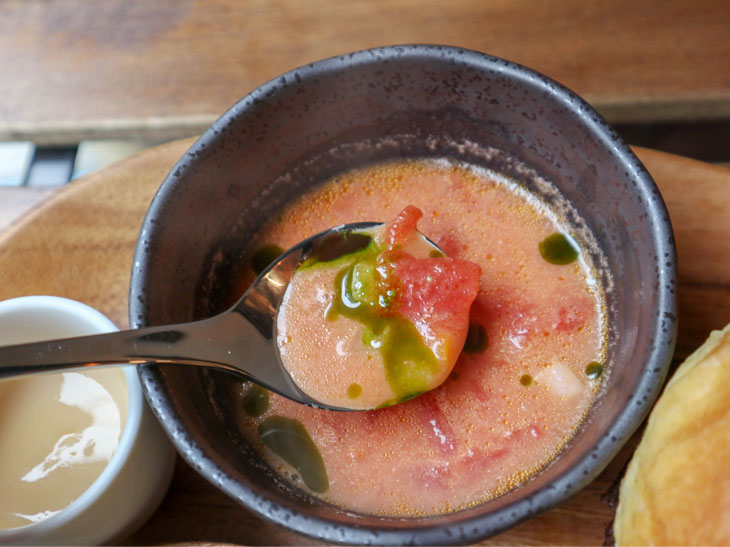 セットの本日のスープ「ミネストローネ」もトマトから丁寧に作る