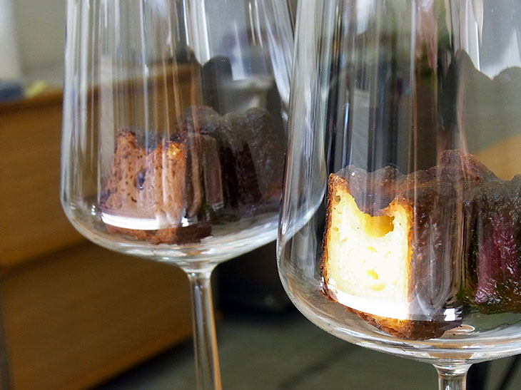カヌレのサンプルは、ワインにちなんでワイングラスにイン