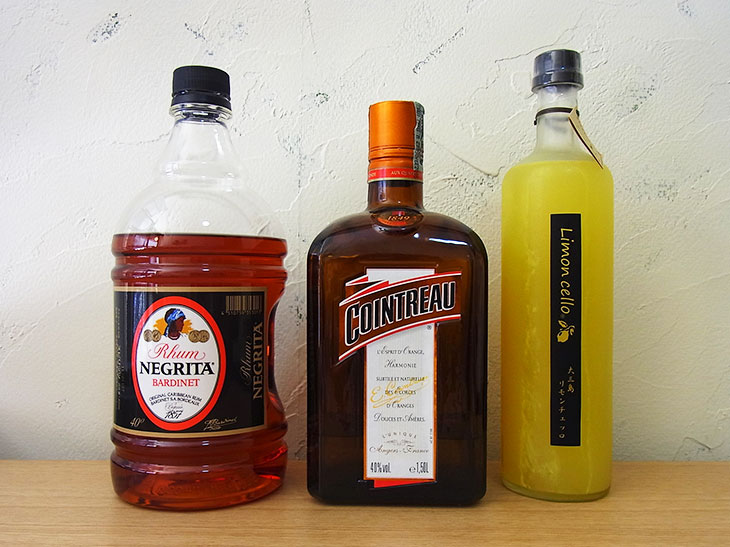 左からラム酒のネグリタ、コアントロー、大三島レモンチェッロ