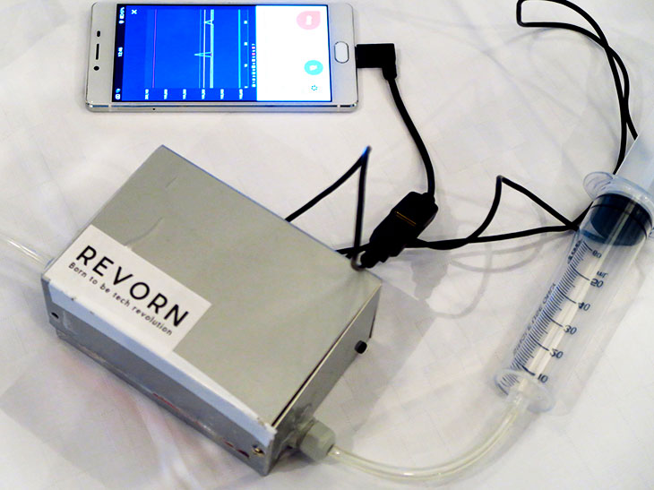 これがREVOERN社の開発した「iinioi sensor」。現地で取得したデータを、香りに特化した人工知能「iinioi AI」で分析した