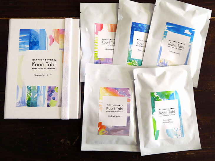 Kaori Tabi［Aroma Travel Tea Collection］は、通常パッケージが820円（税込）、BOXパッケージは1,100円。5種類のハーブティーが各1個入っている。HERBA MONDOのオンラインショップもしくは店頭で購入可能