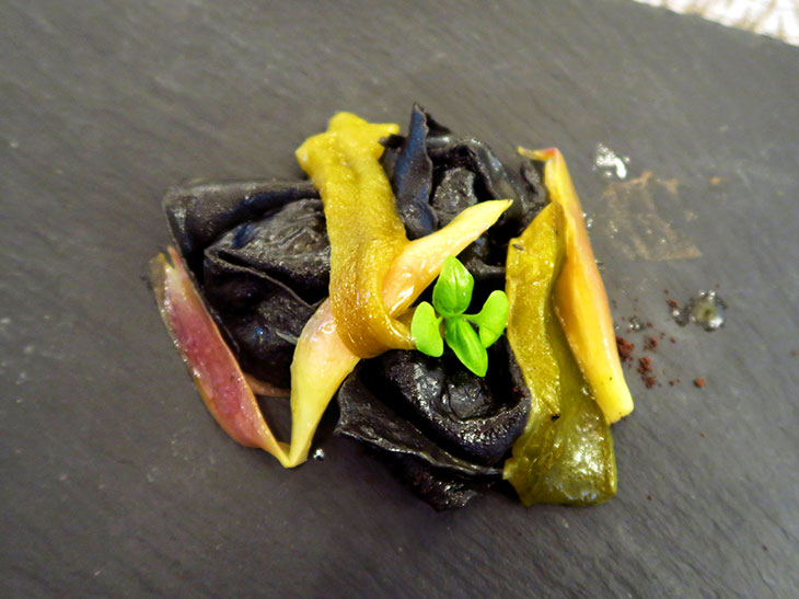 パスタは「岩魚のコンフィとジンジャーで炊き上げたジャガイモのリピエーノ　黒いトルテッリーニ　ローストしたグリーンパプリカとミョウガを添えて」（2,200円）
