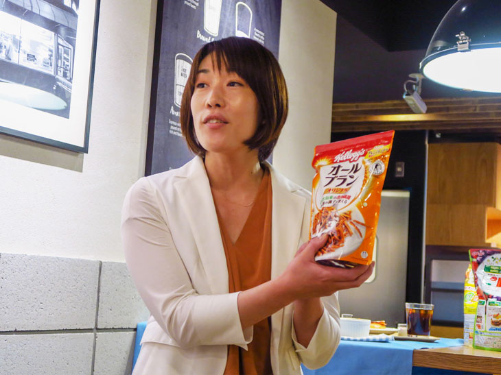 日本ケロッグのマーケテイング部・山路真由ブランドマネージャーが手にしているのが、ケロッグの「オールブラン オリジナル」。そのまま食べるだけでなく、今回のようにドーナツに使用したり、サラダやパスタにちょい足しして食物繊維を補うこともできる