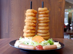 『TOKYO都庁議事堂レストラン』で、東京都庁と都議会議事堂を模した名物「リングタワー」を食べてきた
