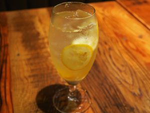 「RTORICOYAのレモンサワー」（650円）は、レモンサワーには珍しく白ワインを使用。はちみつの優しい甘みが口に広がる