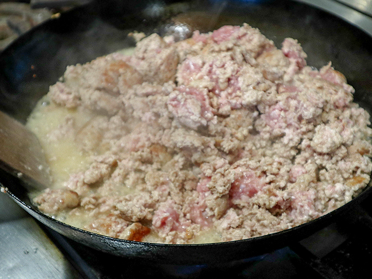 鹿児島産の鶏肉「薩摩錦」を3つの大きさに挽いた肉をあまり混ぜずに、ひき肉の大きさを生かして焼き上げるのがコツだそう。1人前にお肉が150gも入っています
