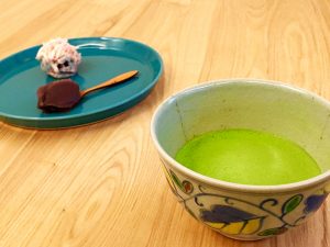 季節の菓子と抹茶1,000円。薄茶か濃茶が選べる