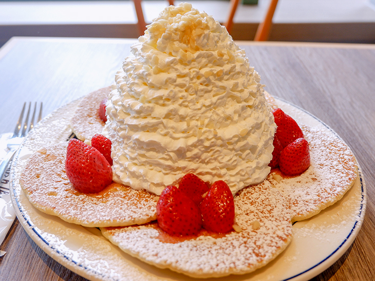 高さ14cm Eggs N Things の山盛りホイップクリームパンケーキは 3種のソースで味わうべし 食楽web