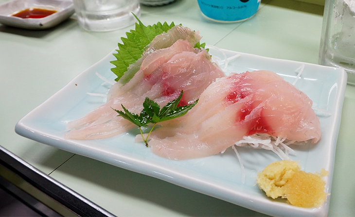 「鯉の生刺し」600円。丁寧に泥抜き処理をされた鯉は、プリプリの食感と白身魚のような甘さが特徴