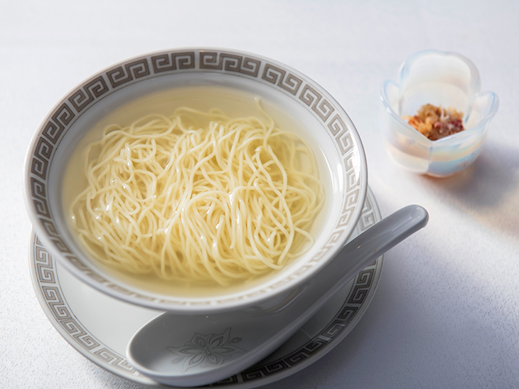 〆の麺には、国東の食材をふんだんに使ったオリジナルのXO醤が添えられた。