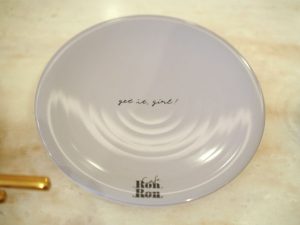 お皿の中央に小さく描かれたメッセージを集めてみると、英語の勉強にも？