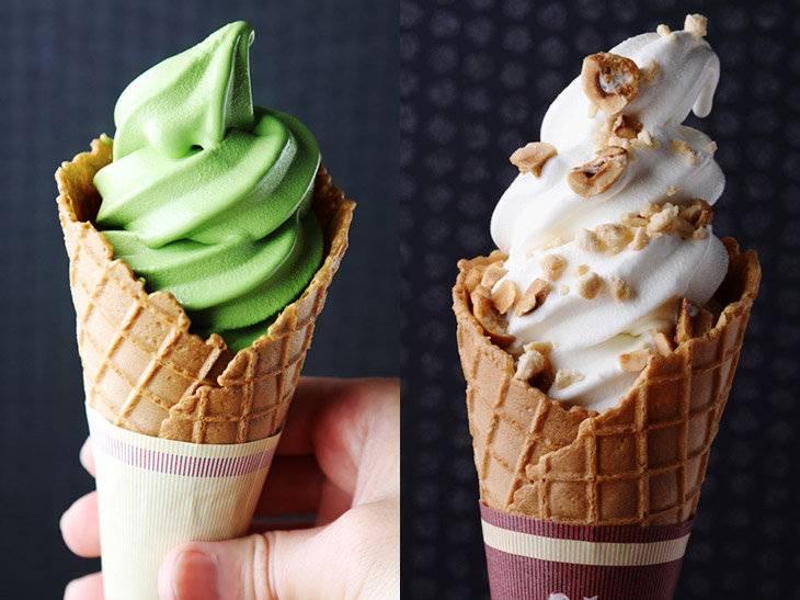 （左）抹茶ソフトクリーム／（右）ミルキーソフトクリーム。共に540円