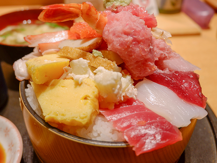 行列ができる神田 すし定 の 大盛りちらし寿司 をガッツリ食べてきた 食楽web