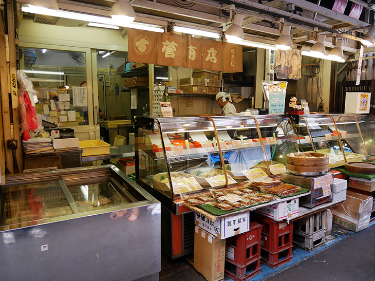 今回、取材で訪れた『管商店』。築地本願寺の細い路地の中にある