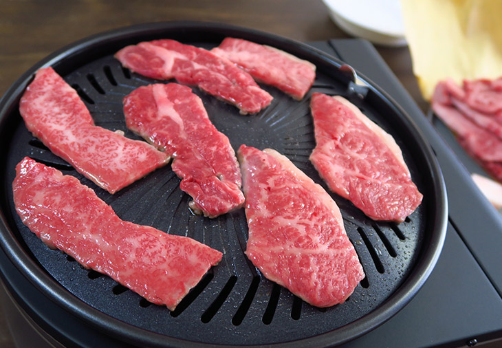 今回はちょっと贅沢に鹿児島産の和牛を使用。家焼き肉だからこそいい肉を使いたい