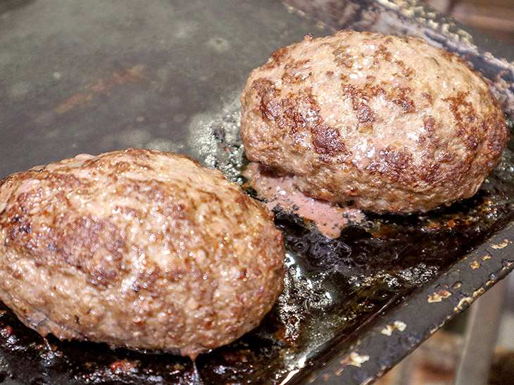 肉汁爆弾 大人気行列店 ミート矢澤 の名物 黒毛和牛ハンバーグ が家で味わえるって知ってた ページ 3 食楽web