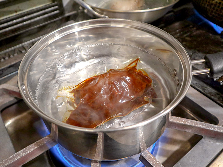 「デミグラスソースハンバーグ」は湯煎で。取り出すときは熱いので注意
