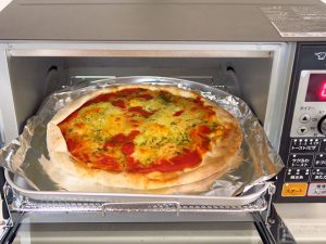1～2人暮らしでオーブンを持っていない場合、ピザを1枚まるごと焼けるこのサイズは汎用性が高い