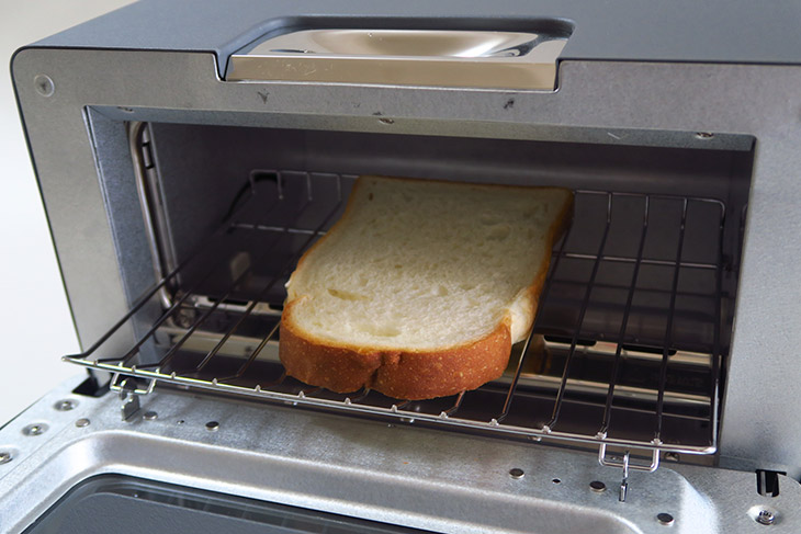庫内のサイズ的には一度に焼ける食パンは2枚まで。ムラなく焼くにはパンの頭を手前にして置くといい