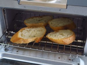 クロワッサンもフランスパンも、一般的なトースターでは焦がさずに仕上げるのが難しいが、BALMUDA The Toasterならモードを選んで焼くだけでOK