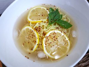 「冷たいレモンのラーメン」は、瀬戸内レモンの爽やかな酸味と和風だしのスープ