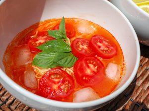 「冷たいトマトのラーメン」は濃厚な南欧産のトマトの旨味がつまったスープです