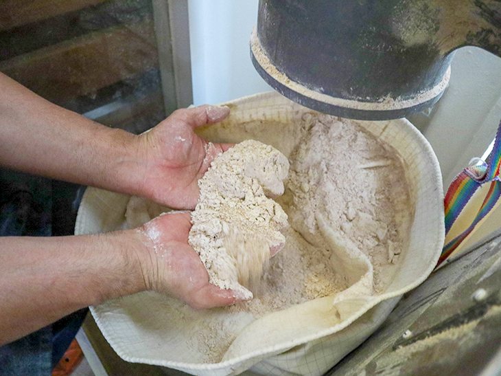 麦の表面に付くホコリや土を精米機で削り、その後、製粉機で粉にするそう