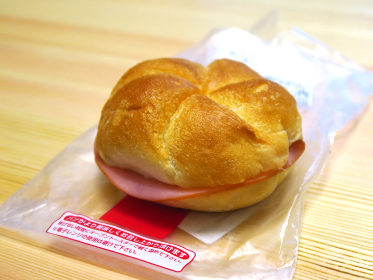 小ぶりでふんわりした食感のフランスパンを使用した「カルネ」は205円。購入場所はグランドキヨスク京都