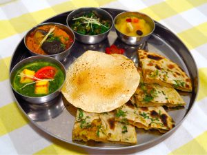 インド人シェフが手がける「ベジ ターリーセット」（1,650円）。ほうれん草カレーに使われるカッテージチーズは自家製
