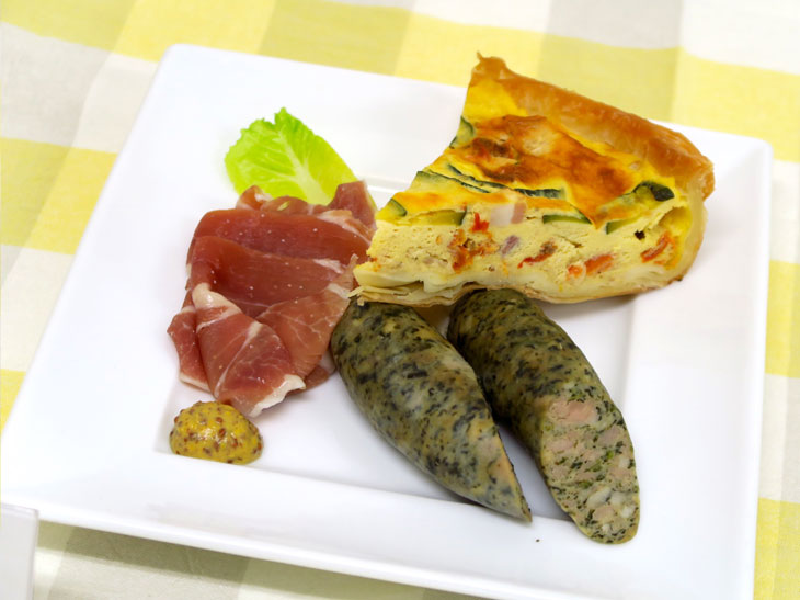 「パクチーソーセージと夏野菜キッシュのワンプレート」(850円)は、肉の旨みがぎゅっと詰まった自家製ソーセージがたまらない