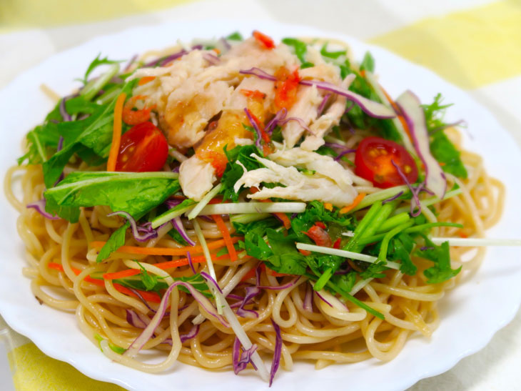 「蒸し鶏&パクチーのエスニック風サラダ和之麺」(597円)は、パスタサラダのような感覚で食べられる。ナンプラーとレモン果汁で味付けした米粉の麺は食感がしっかりしていて食べ応え抜群