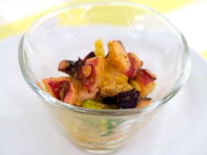 「ごろごろ野菜とタコのマリネ」（ハーフ480円／フル780円）は、茨城県内の水産加工会社にタコの加工を依頼。同店はできるだけ茨城産の食材を使用している