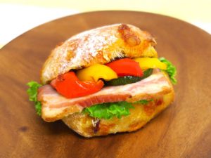 「サンド・トマト・レギューム」（388円）は、バルサミコソースと夏野菜のグリルが良く合う。パンはこのサンドイッチ専用。単体では買えない