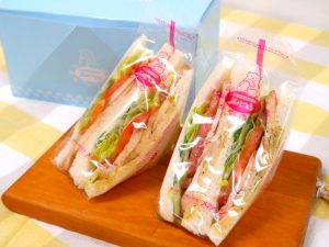 タイ風チキンサラダサンド（パクチー入り）」（475円）は、レモングラスと「バイマックルー」というコブミカンの葉のソースを使用