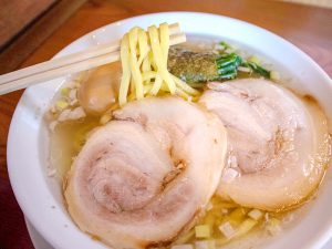松本製麺で特注した平打ち麺。塩は岩塩などを数種類ブレンド