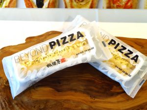 「BEYOND PIZZA」（158円＋税）は1枚入りで、関東甲信越・関西地区を中心に全国のスーパーなどで販売される