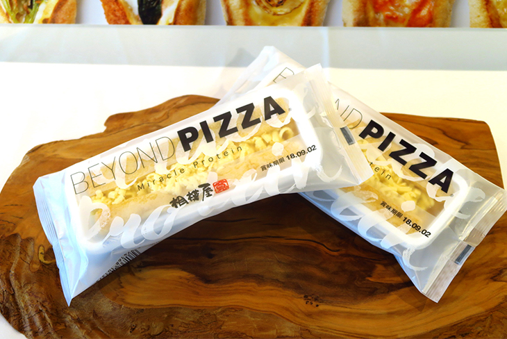 「BEYOND PIZZA」（158円＋税）は1枚入りで、関東甲信越・関西地区を中心に全国のスーパーなどで販売される