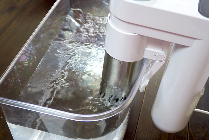 加熱を開始すると、鍋のなかの水が勢いよく対流しはじめ、水温を一定に保つ