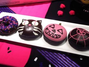 左から順に「ハロウィン オールドファッション」（200円・以下税抜）、「黒ネコの“チョコ”」（250円）、「ピンク パンプキン ジャック」（220円）、「ピンク スパイダー カスタード」（200円）