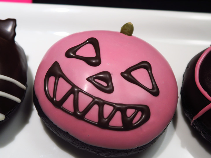 ピンク色のチョコはバニラ風味。ジャックランタンはビターチョコで描かれており、かぼちゃのヘタ部分にはかぼちゃの種が使われている