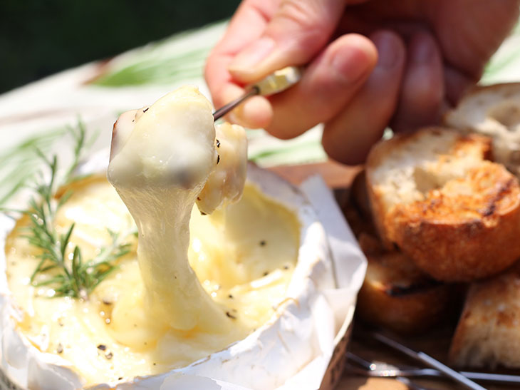 秋のキャンプシーズンにぴったり アウトドアで大活躍する 濃厚チーズ料理 レシピ3選 食楽web