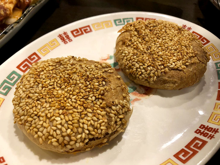 北京でカオ羊肉やシャン羊肉（シャンはさんずいに刷）を食べるときには欠かせないのがこのごま焼きパン！