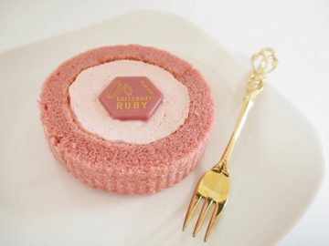 コンビニ史上初！ ローソンからルビーのように輝くピンクのチョコレートロールケーキが発売