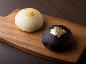 「kin・iro　金色」250円と「kuro・iro　黒色」540円（1日50個限定）。クリームパンは、クリーム量の約15％のはちみつを贅沢に使用